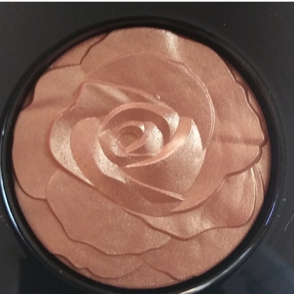 🎉🎉Host Pick 🎉🎉MAC Cosmetics La Reina Extra Dimension Skinfinish - Picture 2 of 8